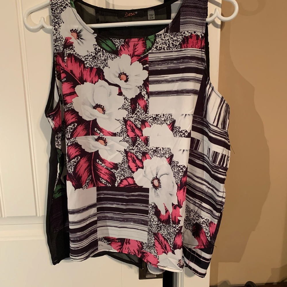 NWOT Women’s size M Sleeveless Print Blouse